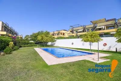Image de Penthouse de 3 chambres, avec piscine commune et parking, à 500m de la plage.