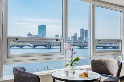 Image de Sprawl out in a Spacious Suite! Near Boston Children's Museum!