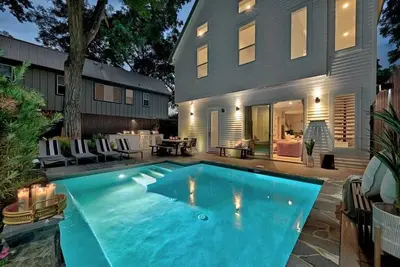 Image de Stylish Elegant Construction | Heated Pool