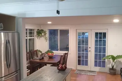 Image de Charming Farmhouse on 38 forested acres located close to the kinsol trestle.