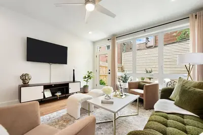 Image de ★ HostWise Stays ★ Pet Friendly, Balcony & Patio, and an easy walk to bars & restaurants!