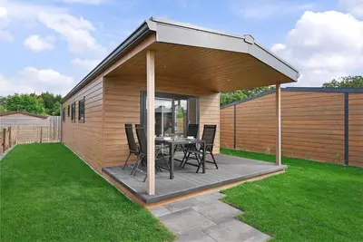 Image de Cozy chalet with a veranda and spacious garden, close to the beach and dunes.