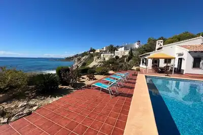 Image de Villa en première ligne en bord de mer avec piscine privée et accès direct à mer