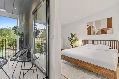 Image de Elegant 2br in Clausen with Balcony Views