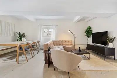 Image de Modern 2br in Clausen Workspace & Kitchen