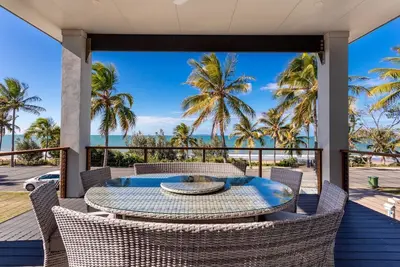 Image de Upper Level of this Beautifully Renovated Family Home on Lammermoor Beach.