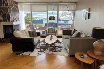 Image de Charming villa with great ocean view and a hot tub. 10 min to Reykjavik center