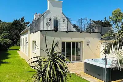 Image de Villa pieds dans l´eau avec Jacuzzi Sauna et cheminée \"entre deux plages\" -