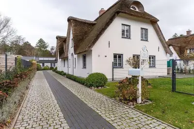 Image de Thatched roof house Sandhus Bug