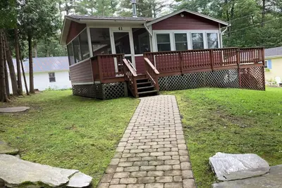 Image de Cozy summer cottage and beach access on lake memphremagog