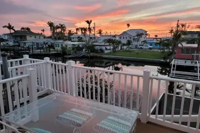 Image de Beautiful waterfront home with pool/spa, boat lift, kayaks and kayak launch!