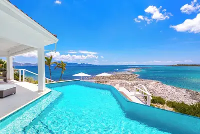 Image de Stunning 6 bedroom waterfront villa with wooden dock