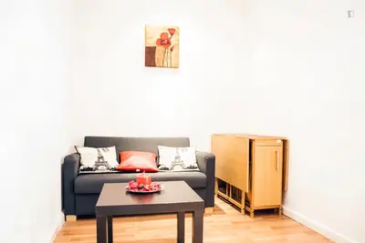 Image de Offer, centrally located, modern apartment, very well connected by subway, bus and train.