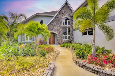 Image de Elegant Eau Gallie Harbor home with water views, chef's kitchen, patio & grill