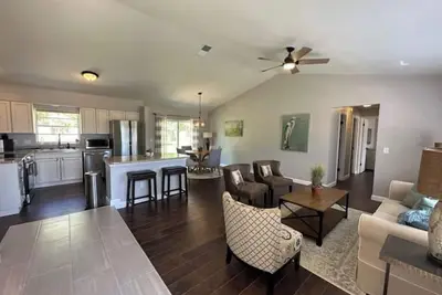 Image de Lovely Vacation Home w Garage