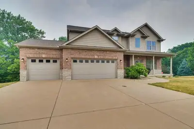 Image de Prime Peoria Retreat w/ Deck & Fireplace!