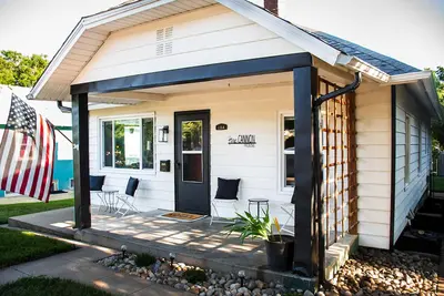 Image de Cozy family friendly home within walking distance of Main Street!