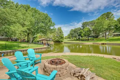 Image de Deck, Grill & Fire Pit: Waterfront Texas Retreat