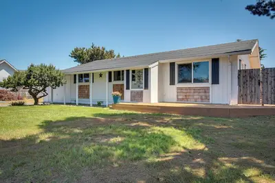 Image de Central Bandon Retreat w/ Deck < 1 Mi to Beach!