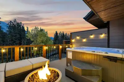Image de UltraLux Villa in Heart of Canmore/Private HotTub/Creek&Mount View/Best Location