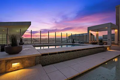 Image de Spire 2302: Two Bedroom - New Wood Floors, No Carpet! Pool, Gym, Walkable!