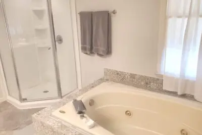 Image de Jacuzzi bathtub for 2, close to Ft Benning base\n