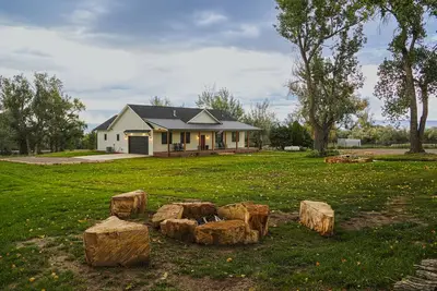 Image de New modern farm house on the Still Water Ranch.