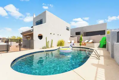 Image de Spacious Foothills Retreat • Perfect for Groups