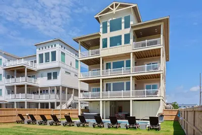 Image de 10br Oceanfront Escape | Pool • Hot Tub • Views