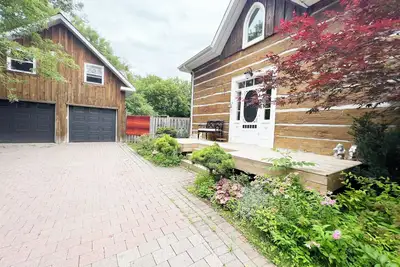 Image de Charming century log home steps away from Lake & cross the park