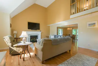 Image de Dog-Friendly Cape Home with Fire Pit