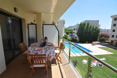 Image de Appartement à Roses, Costa Brava, à 50m de la plage! 4 couchages, terrasse, piscine communautaire. Réservez dès maintenant vos vacances à la mer!