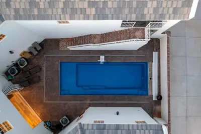 Image de The Loft! The space with a large pool, game room, relaxing space upstairs.