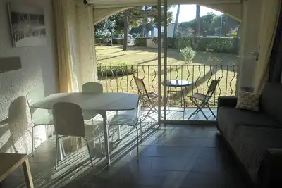 Image de Studio rénové avec piscine et tennis à 350m de la mer