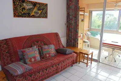 Image de Studio lumineux avec piscine, parking, proche plage et commerces