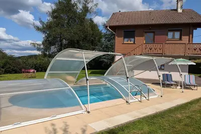 Image de Chalet cosy avec piscine privée au Val-d'Ajol, 3 chambres