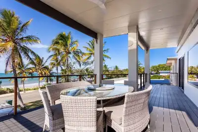 Image de Beautifully Renovated Large Home on Lammermoor Beach.