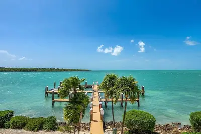 Image de Clocked Out townhouse-style condo offering 2 bedrooms and 2. 5 baths with pool & dockage