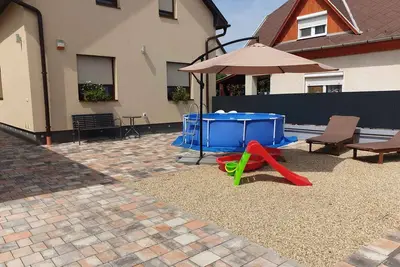Image de Maison de vacances avec jardin, piscine et terrasse