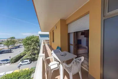 Image de Appartement de vacances avec balcon avec vue latérale sur la mer