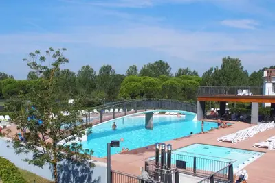 Image de Appartement de vacances avec climatisation, balcon et piscine