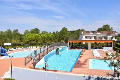 Appartement de vacances avec climatisation, jardin et piscine