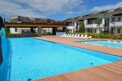 Appartement de vacances avec climatisation, jardin et piscine