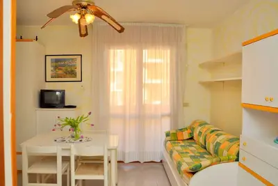 Image de Studio avec balcon et piscine