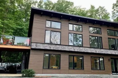 Image de Beautiful brand new chalet with incredible views of lake and mountains