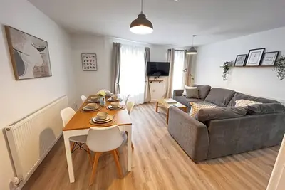 Image de Charming 4-bed House With Free Parking, Perfectly Located Near City Centre\"