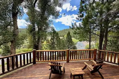 Image de Beautiful log home-dog friendly, creek & mountain views, close to national parks