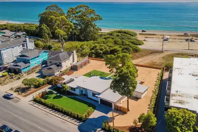 Image de Coastal Estate w/Hot Tub, Ocean Views, Walk to Beach, Restaurants & More.