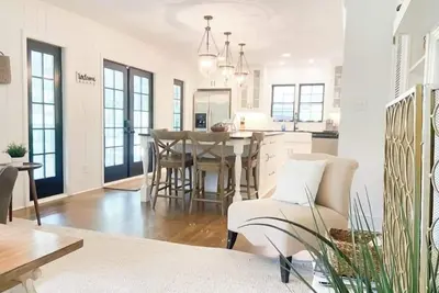 Image de Luxury SouthPark Villa • 3br • Spa Tub • Chef’s Kitchen • Near Dining & Uptown