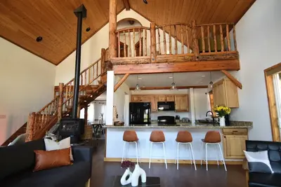 Image de Charming Cabin for a Perfect Family Winter Getaway, Firepit, Fenced, Game Room